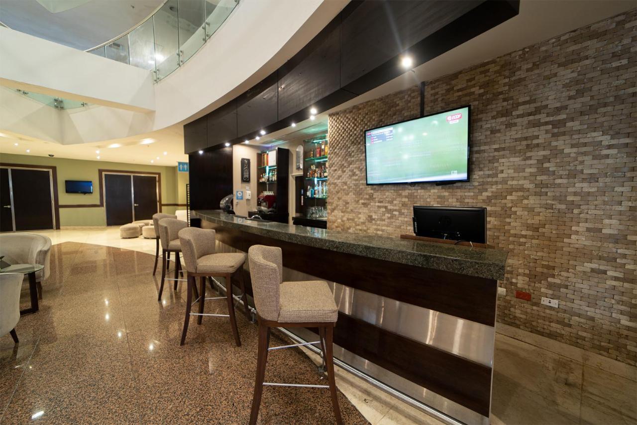 Tryp By Wyndham Guayaquil Airport Hotel Exterior foto The bar at the lounge