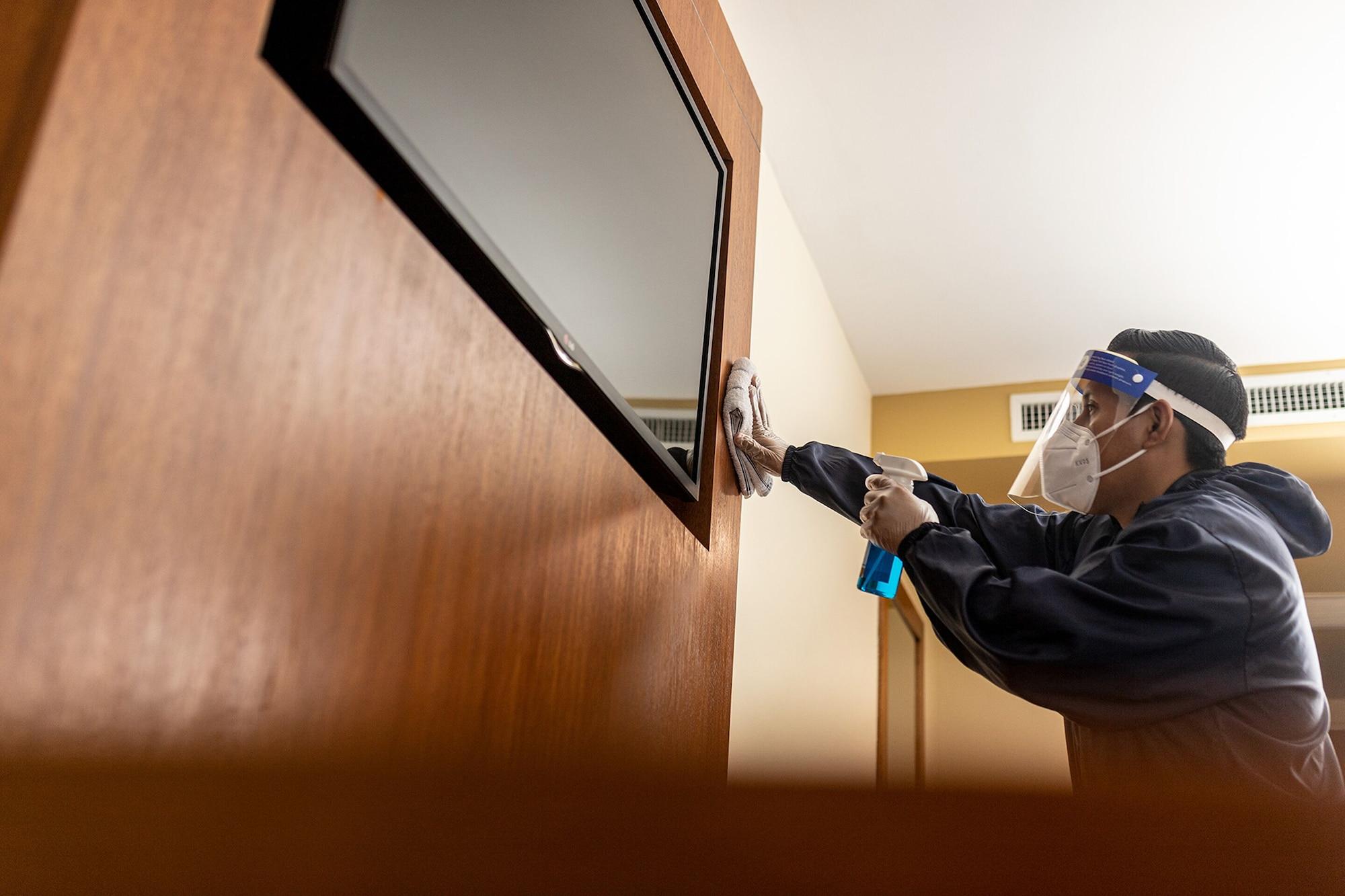 Tryp By Wyndham Guayaquil Airport Hotel Exterior foto A hotel employee cleans a television screen.