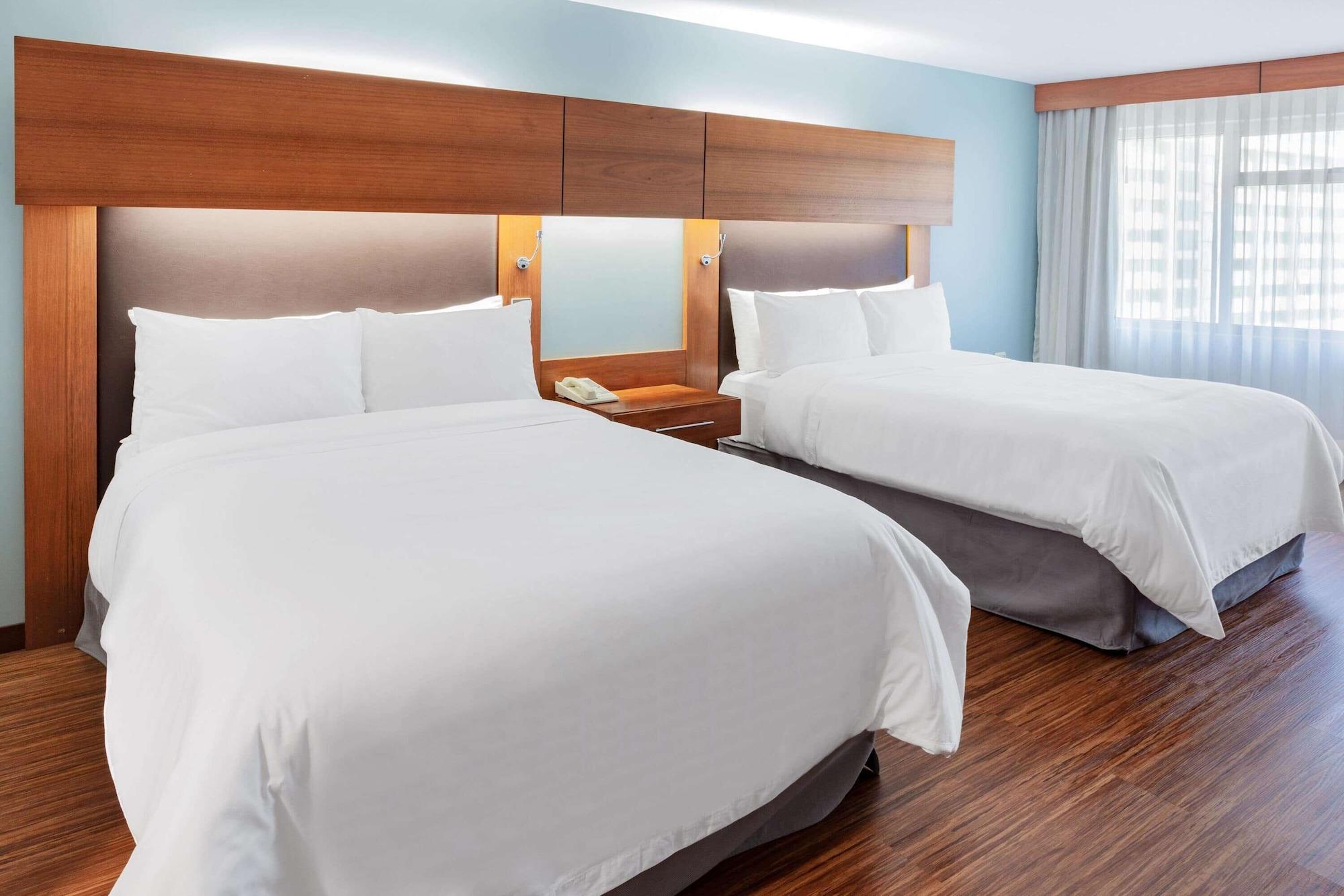 Tryp By Wyndham Guayaquil Airport Hotel Exterior foto A typical guest room at the Holiday Inn Express