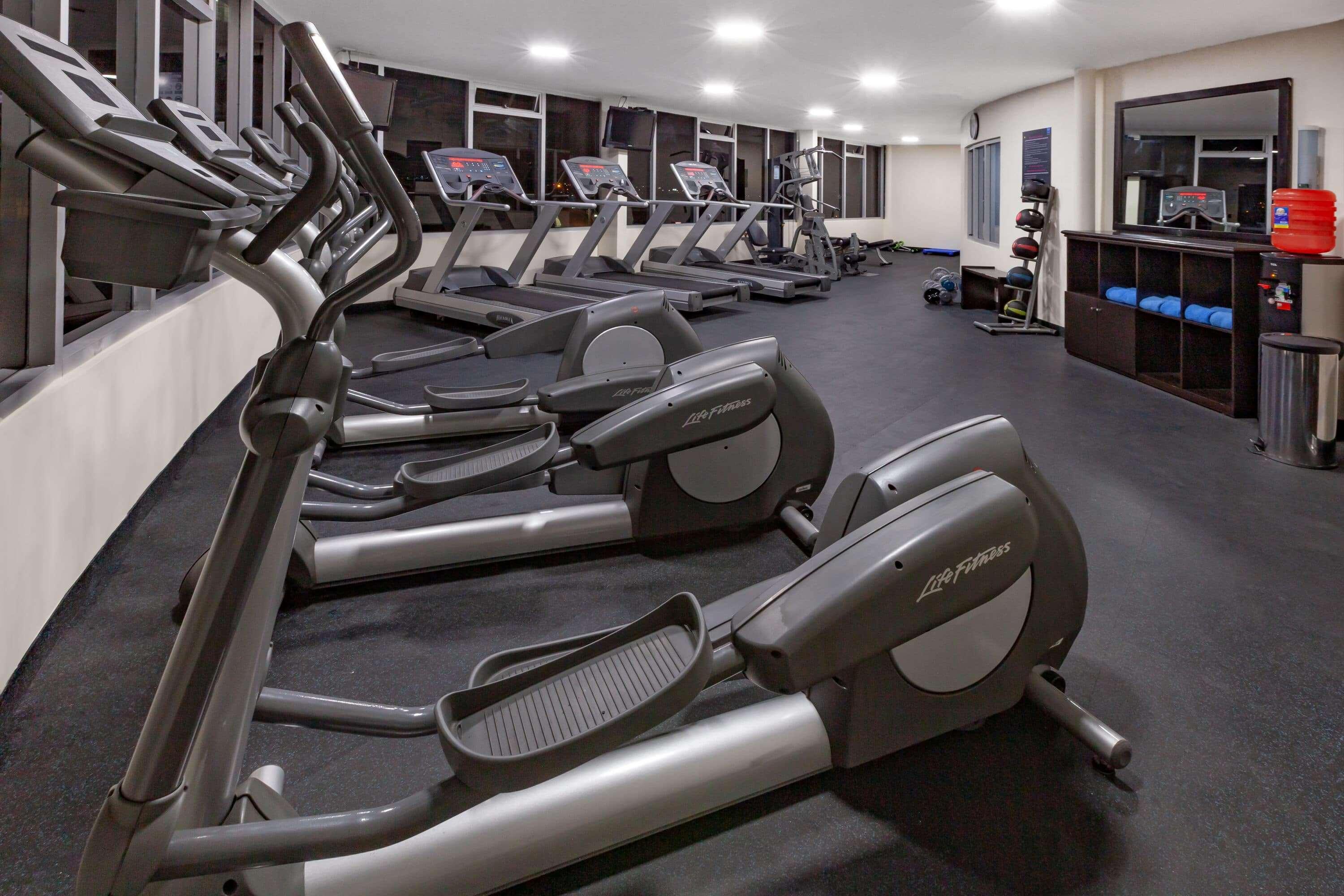 Tryp By Wyndham Guayaquil Airport Hotel Exterior foto The gym at the hotel