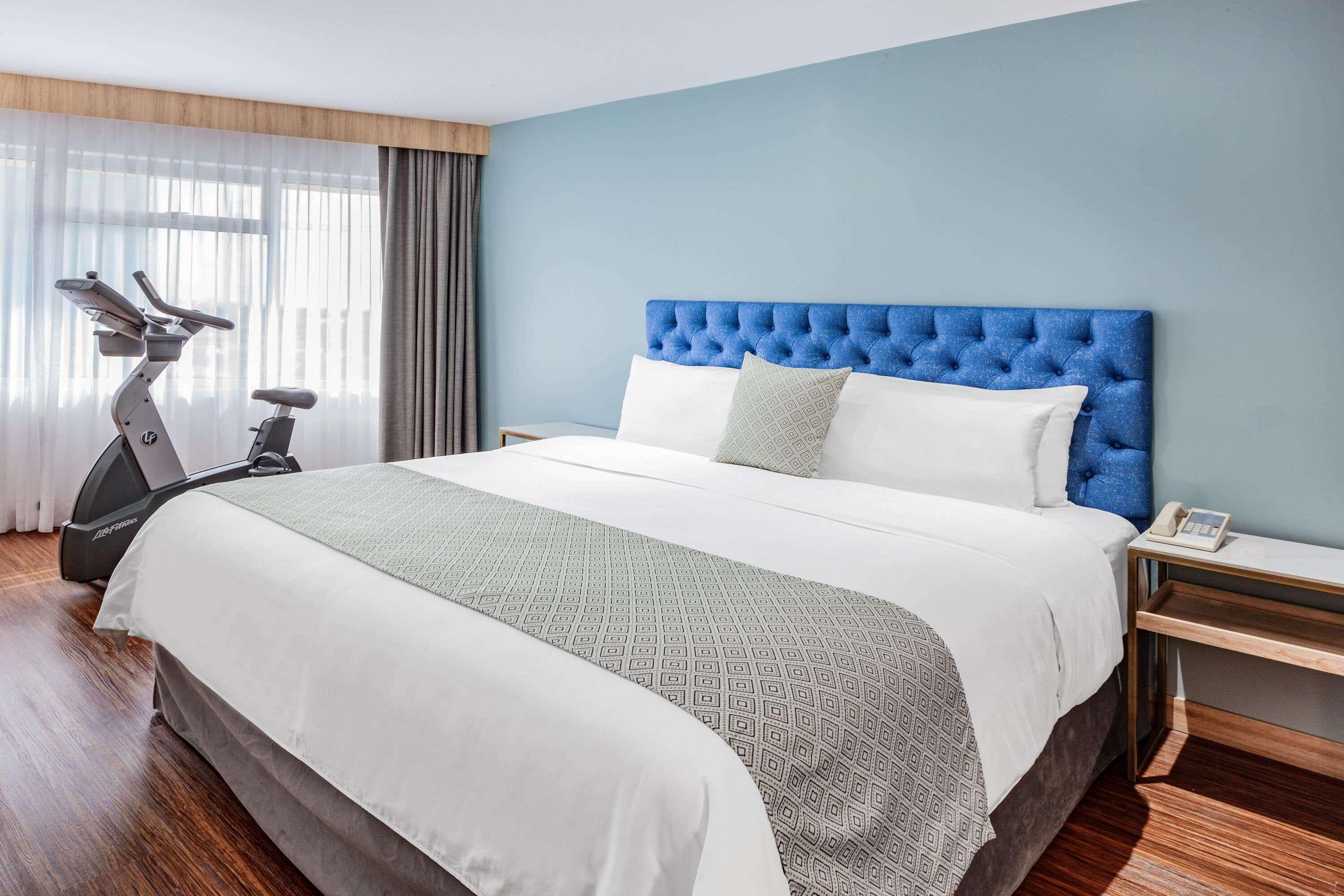 Tryp By Wyndham Guayaquil Airport Hotel Exterior foto A bed with a bed runner