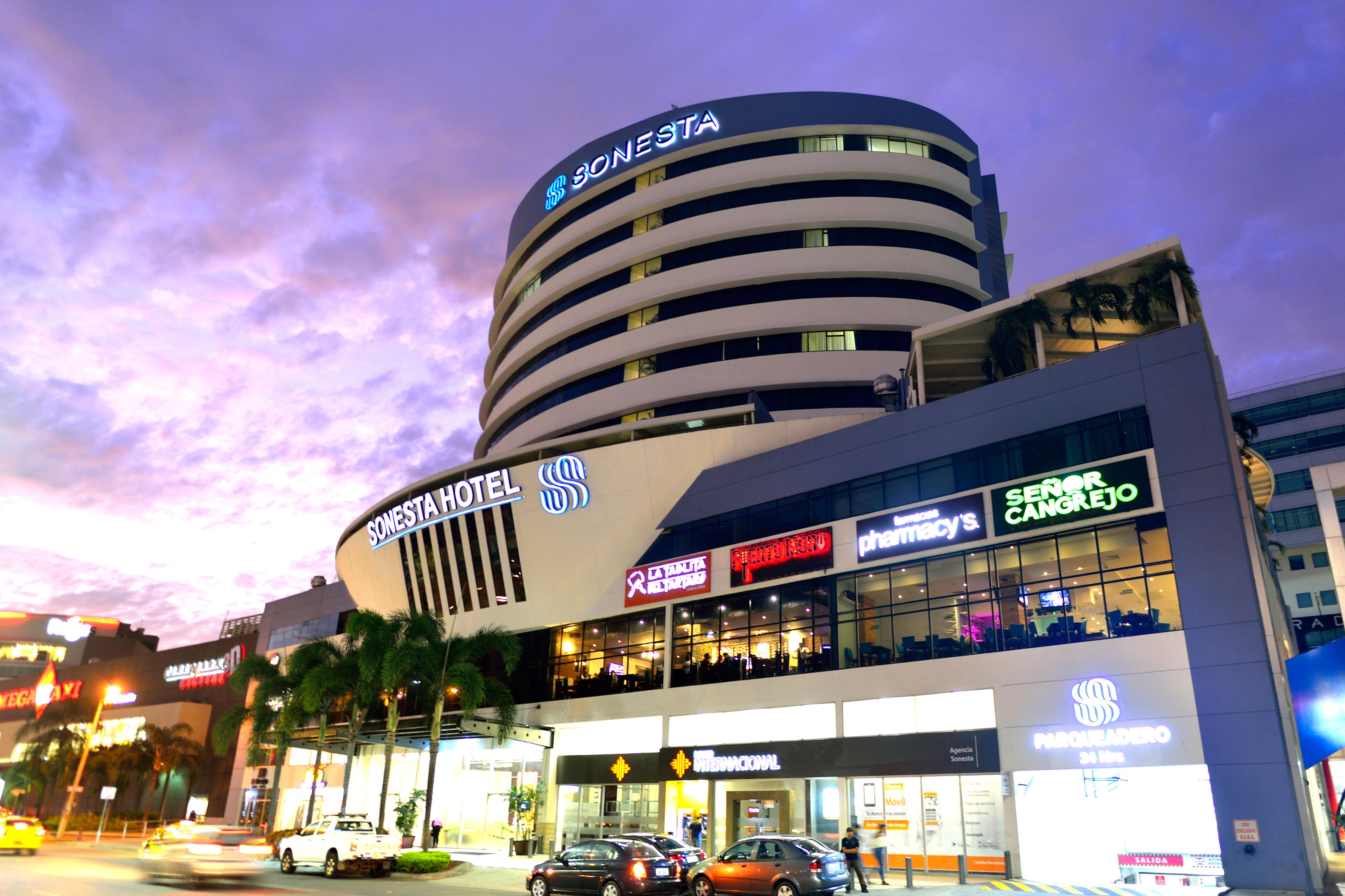 Tryp By Wyndham Guayaquil Airport Hotel Exterior foto The hotel at night